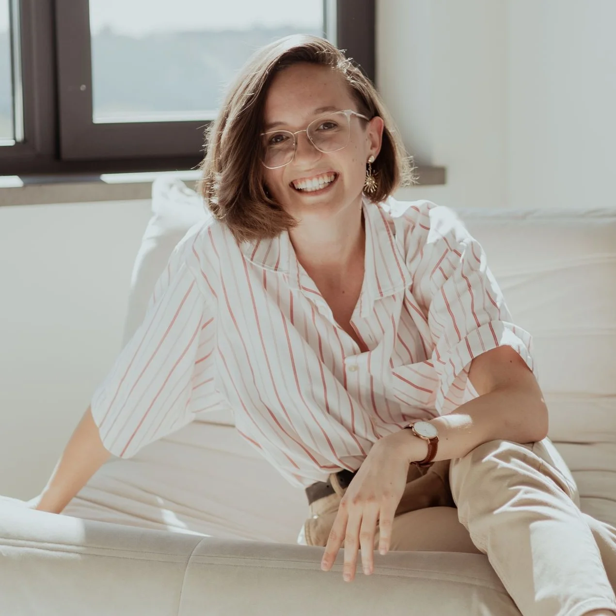 Kobieta w bieli, uśmiechnięt, pozycja siedząca; Kobieta w bieli, uśmiechnięt, pozycja siedząca