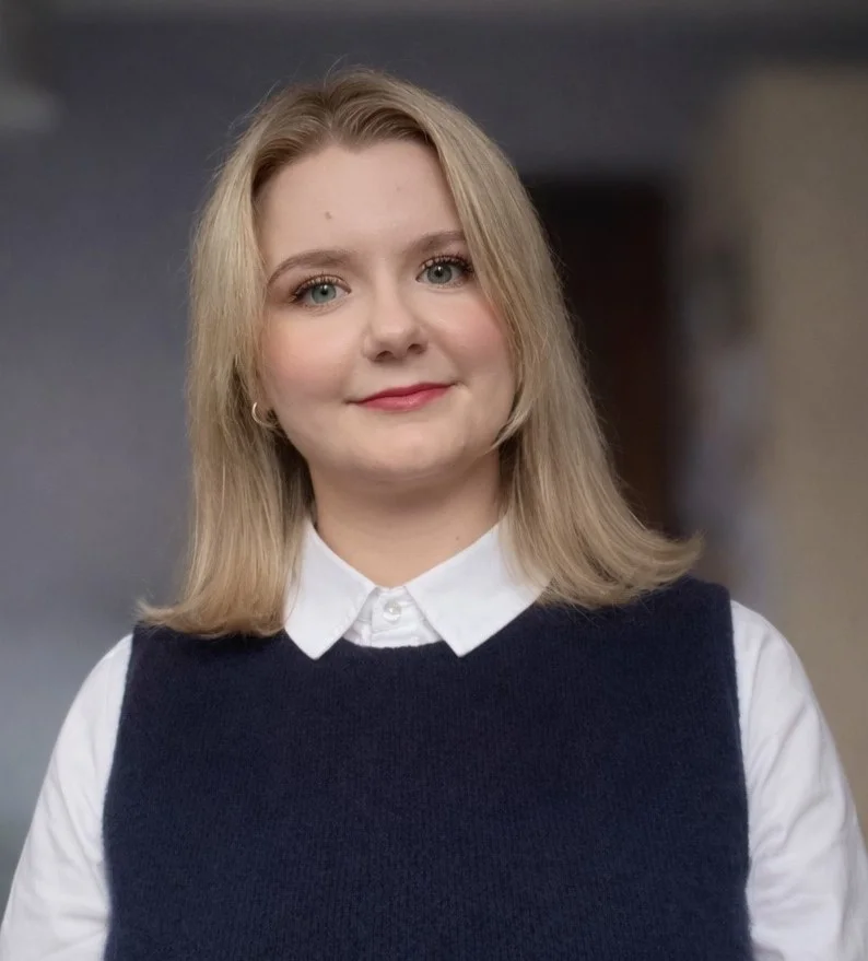 kobieta głowa pochylona w lewo; Kobieta w bieli, uśmiechnięt, pozycja siedząca