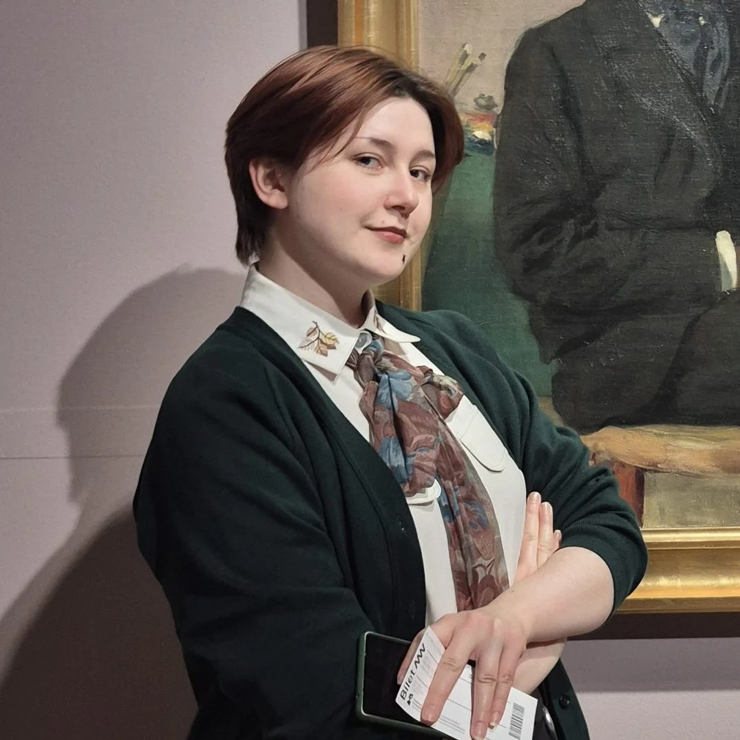 Młody mężczyzna w czapce z daszkiem i plecakiem założonym na plecy