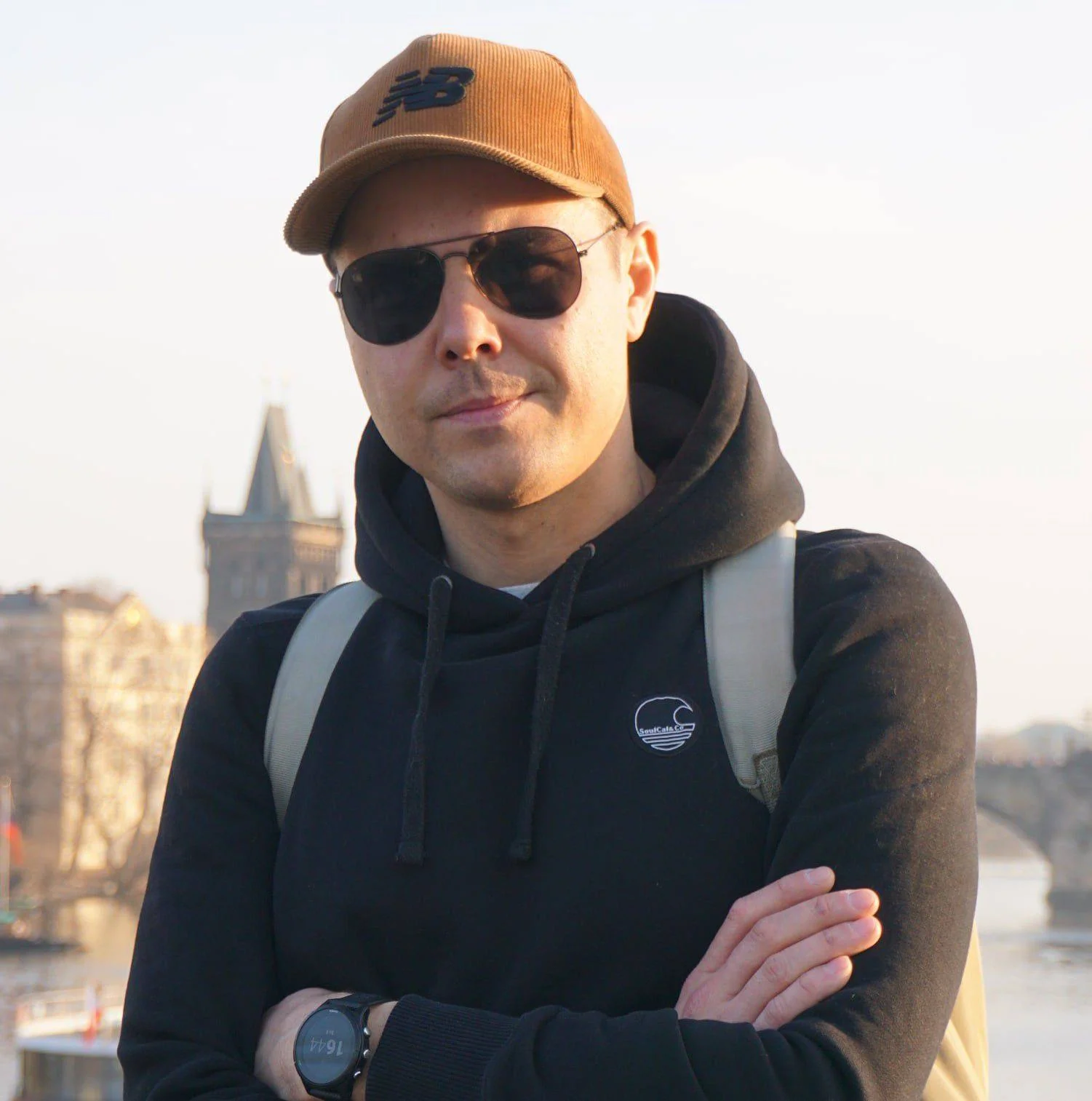 Młody mężczyzna w czapce z daszkiem i plecakiem założonym na plecy