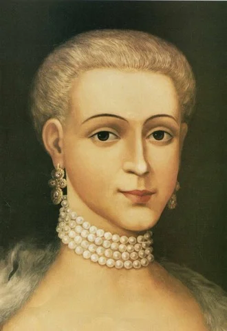 Portret kobiety w białych perłach.