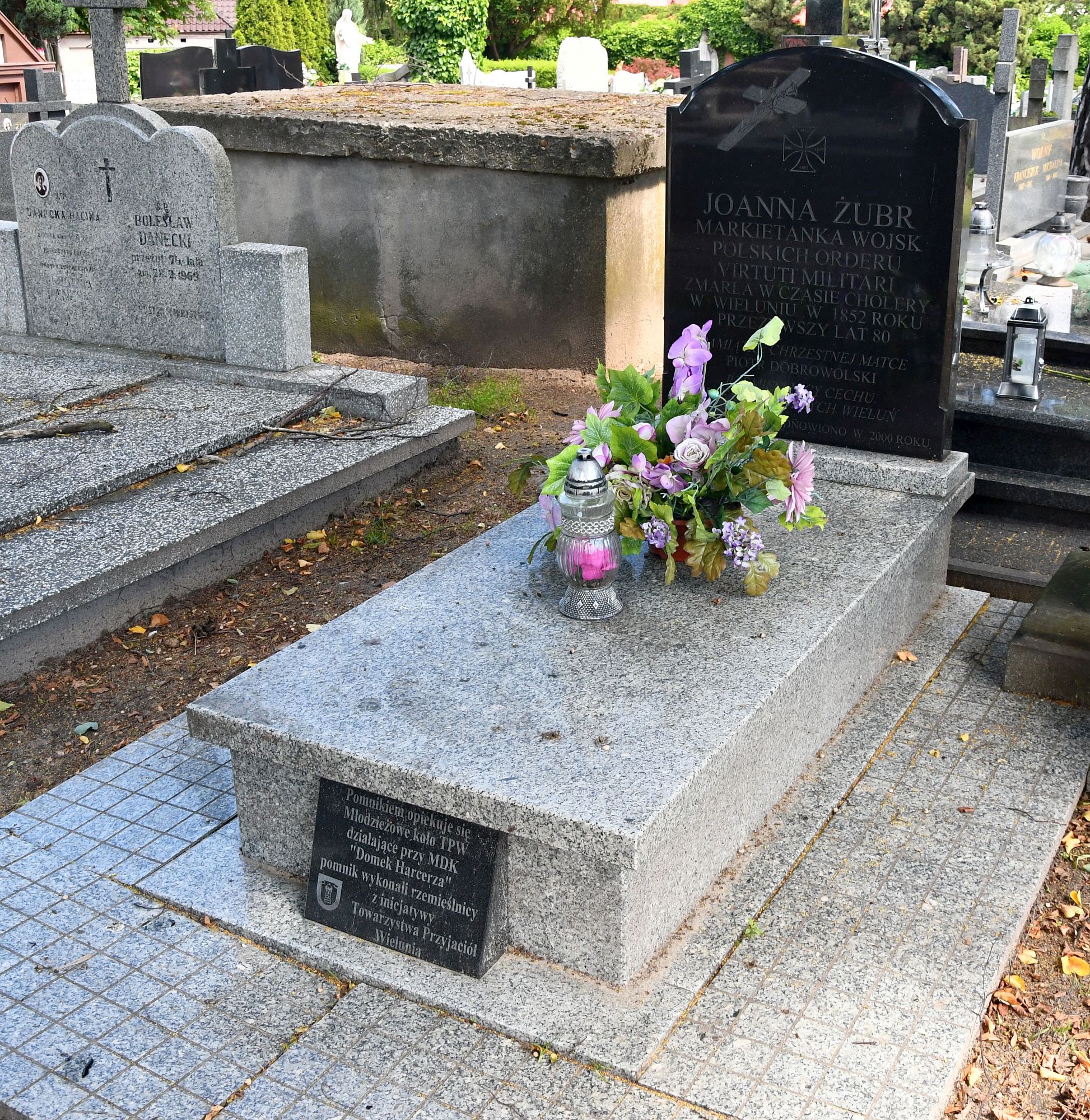 Zdjęcie nagrobka Joanny Żubr.