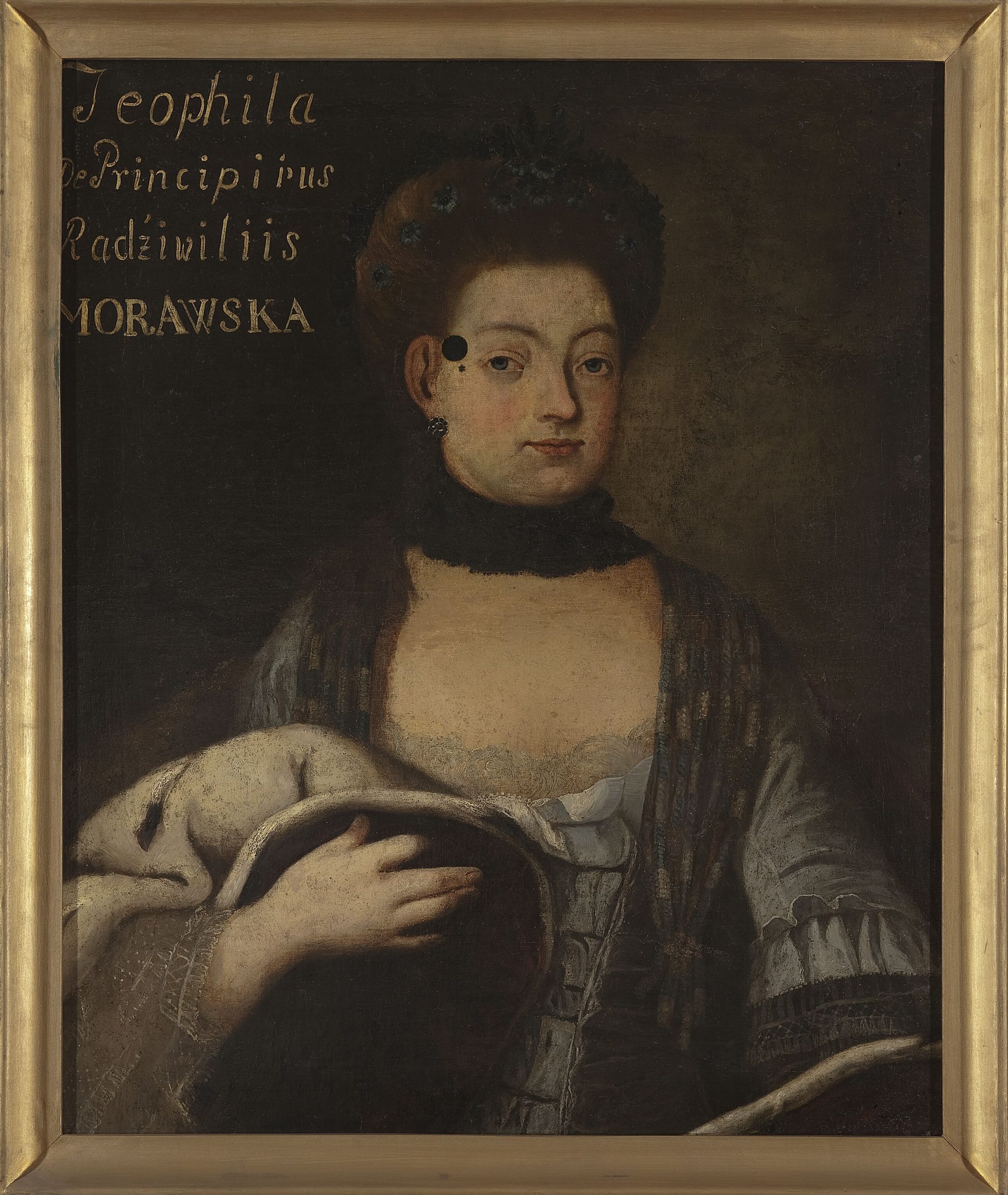 Portret kobiety na ciemnym tle.